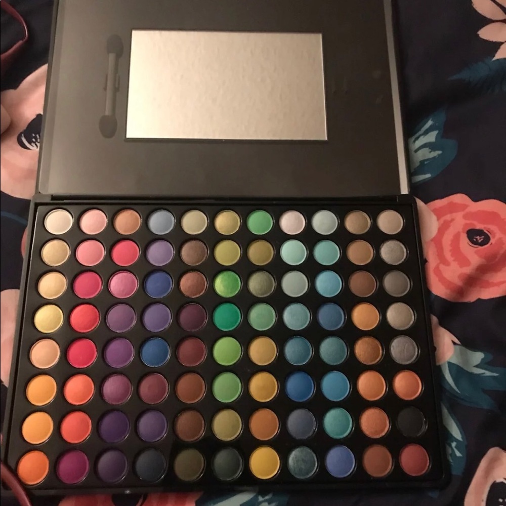 New bh cosmetic eyeshadow palette (88 shadows)